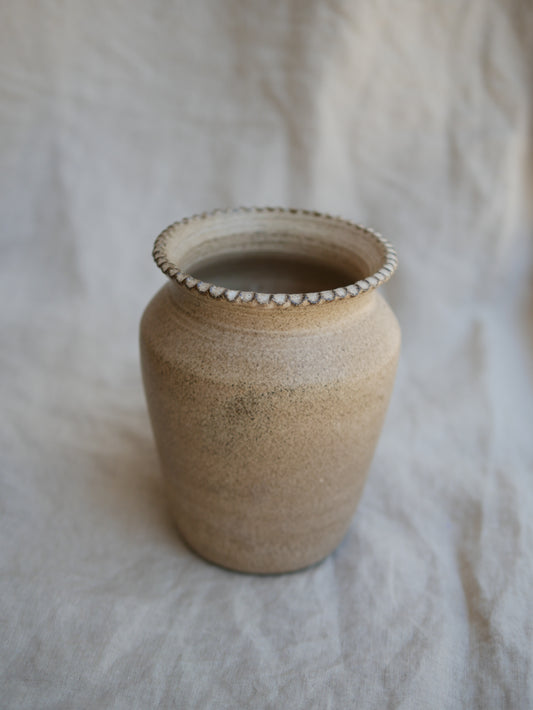 Lace vase brown