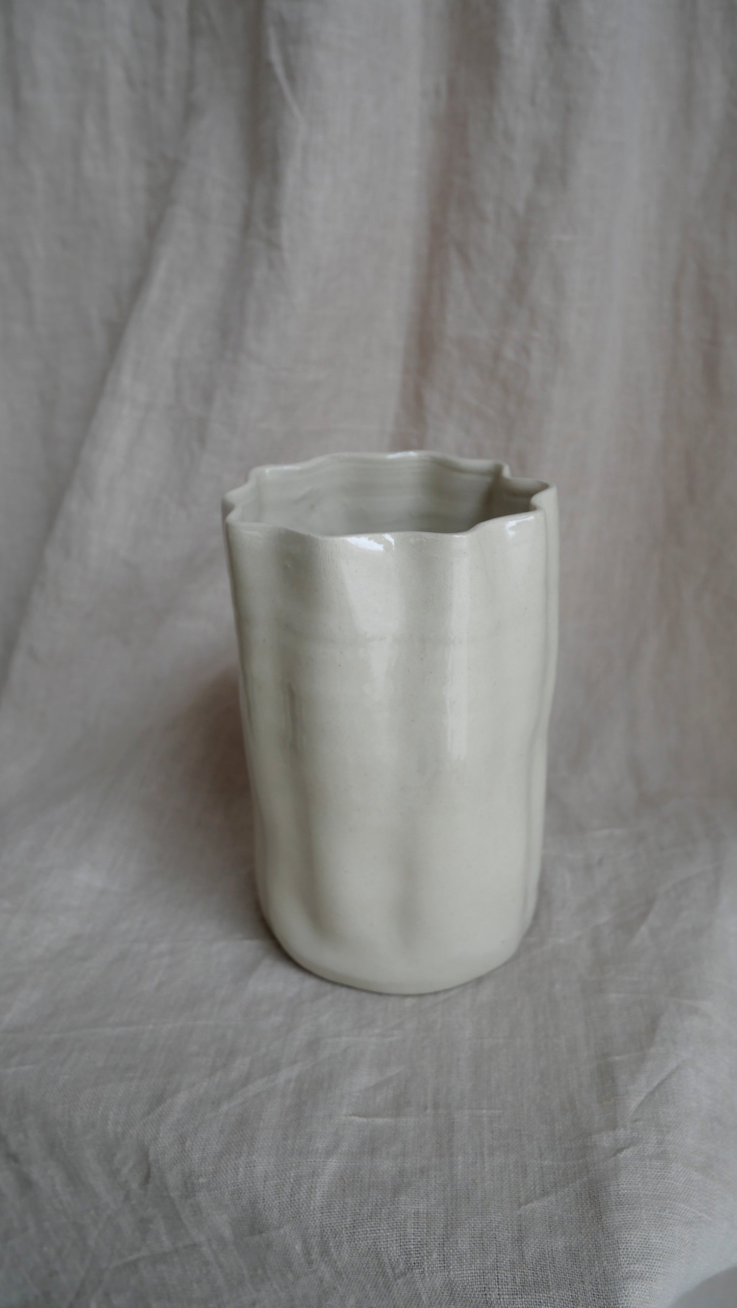 Curtain vase beige shiny