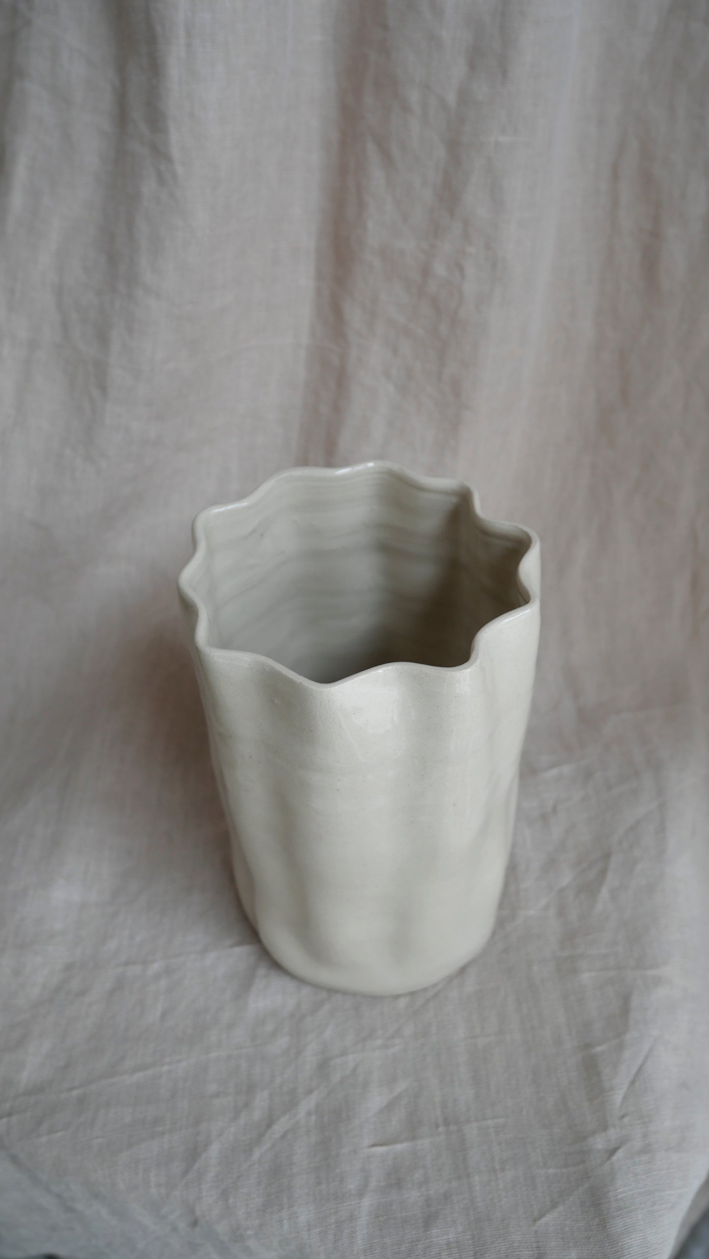 Curtain vase beige shiny